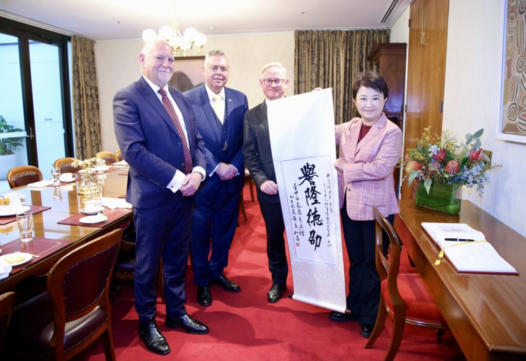 盧秀燕率團拜訪新南威爾斯 新州議會讚台灣是「冬天的朋友」 2 市長與議長 右二 等人合照 0