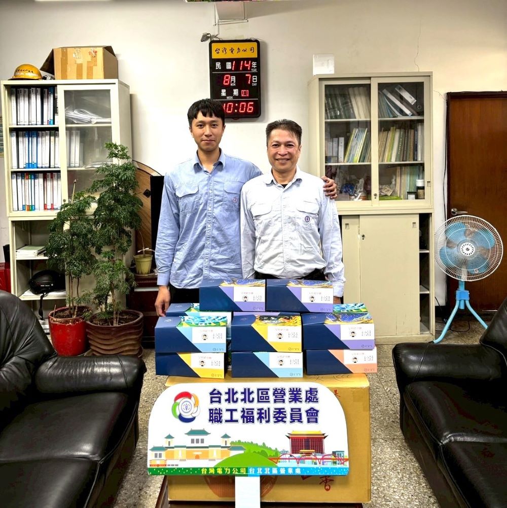 一年365天24小時待命 台電北北區處父親節傳遞愛心 3 《圖說》服務滿30年的淡巡課調度員翁先生父子檔於丹娜絲颱風災損不畏艱難拚全力復電。〈北北區處提供〉