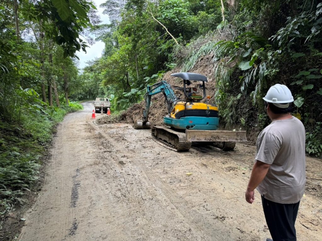 728豪雨致災 中市水利局積極啟動災後重建 1 霧峰區北坑產業道路土石崩落