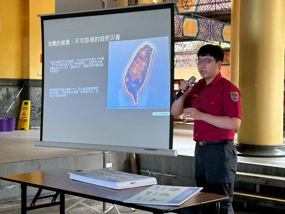 建立正確觀念 新北攜手宗教團體地震防災演練 2 《圖說》消防員說明地震防災知識與應變能力,協助宗教團體建立正確防震觀念。〈民政局提供〉