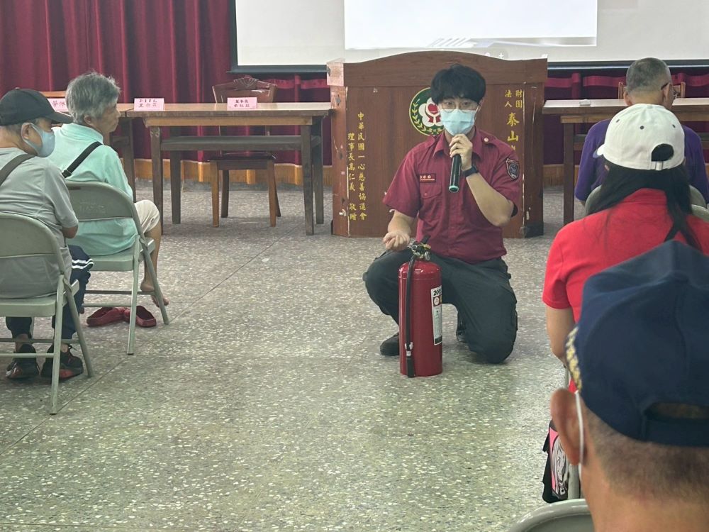 建立正確觀念 新北攜手宗教團體地震防災演練 3 《圖說》消防員於現場示範正確的滅火器使用步驟。〈民政局提供〉