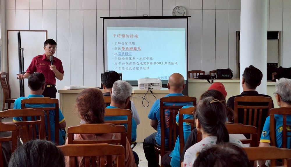 建立正確觀念 新北攜手宗教團體地震防災演練 4 《圖說》消防員說明平時可以準備的預防措施。〈民政局提供〉