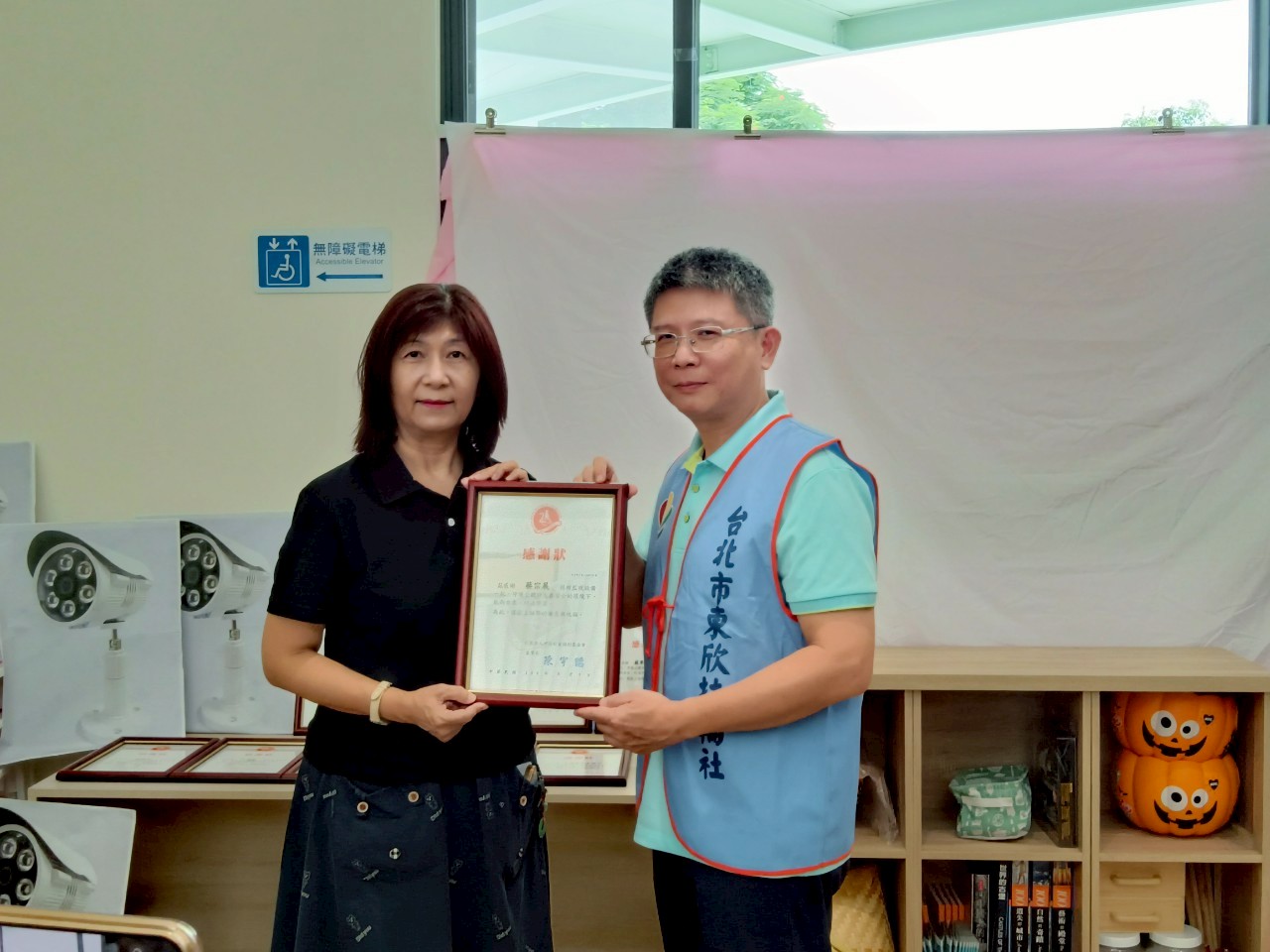 台北市東欣扶輪社與伊甸共好同行 連續10年公益不間斷 11 伊甸基隆區長李蓮致贈感謝狀予台北市東欣扶輪社蔡宗展社長