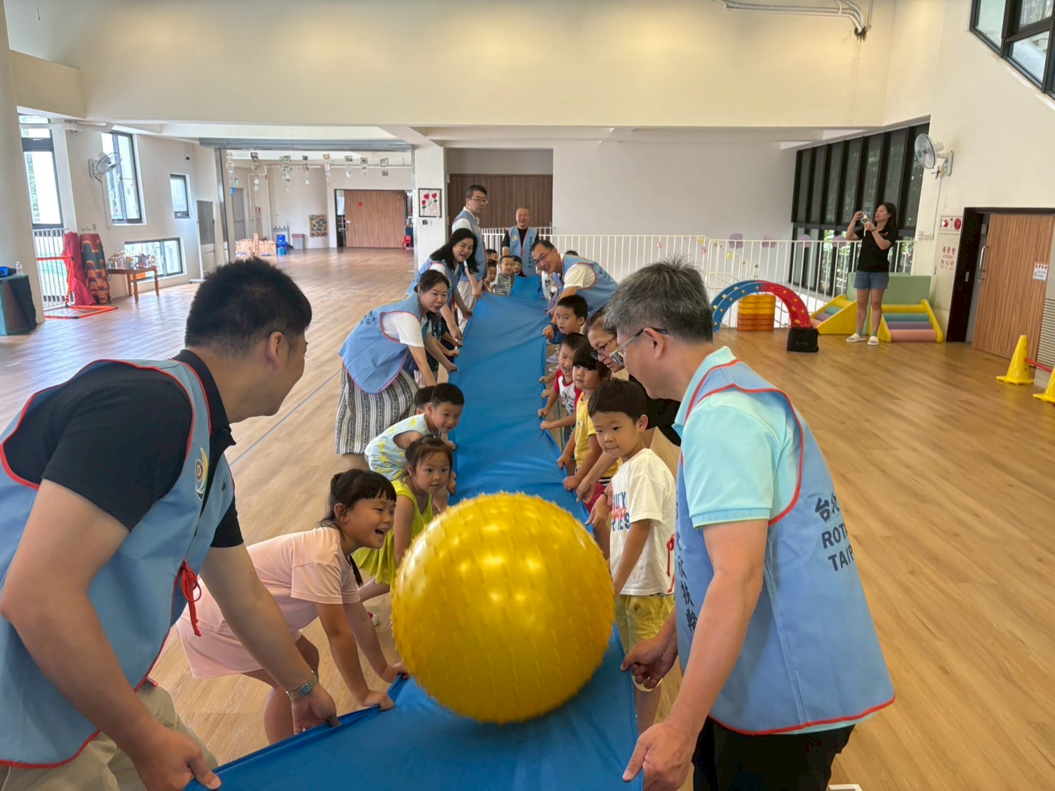 台北市東欣扶輪社與伊甸共好同行 連續10年公益不間斷 12 扶輪社社友開心與中山非營幼生合力完成任務挑戰 3