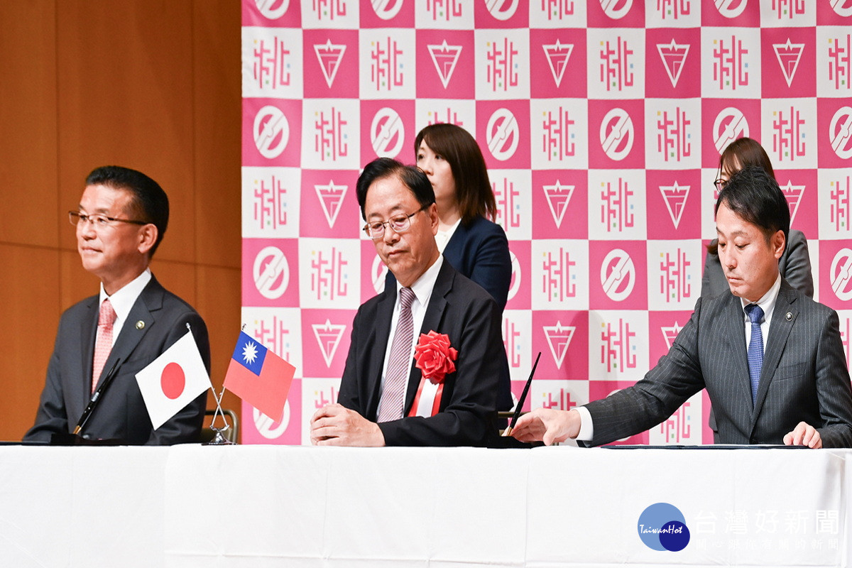 桃園市長張善政、名取市市長山田司郎(左一)、岩沼市市長佐藤淳一共同簽署「促進觀光與產業經濟交流合作備忘錄(MOU)」。