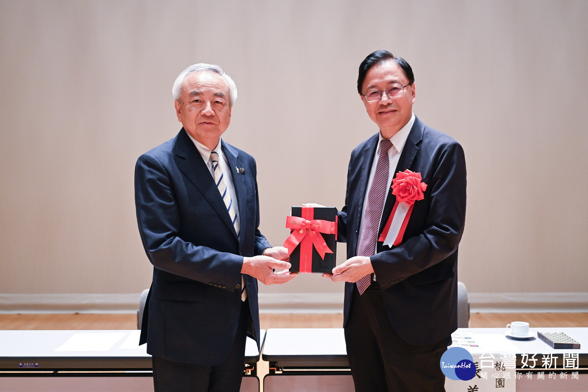 桃園市長張善政與氣仙沼市長菅原茂互贈紀念品。<br /><br />