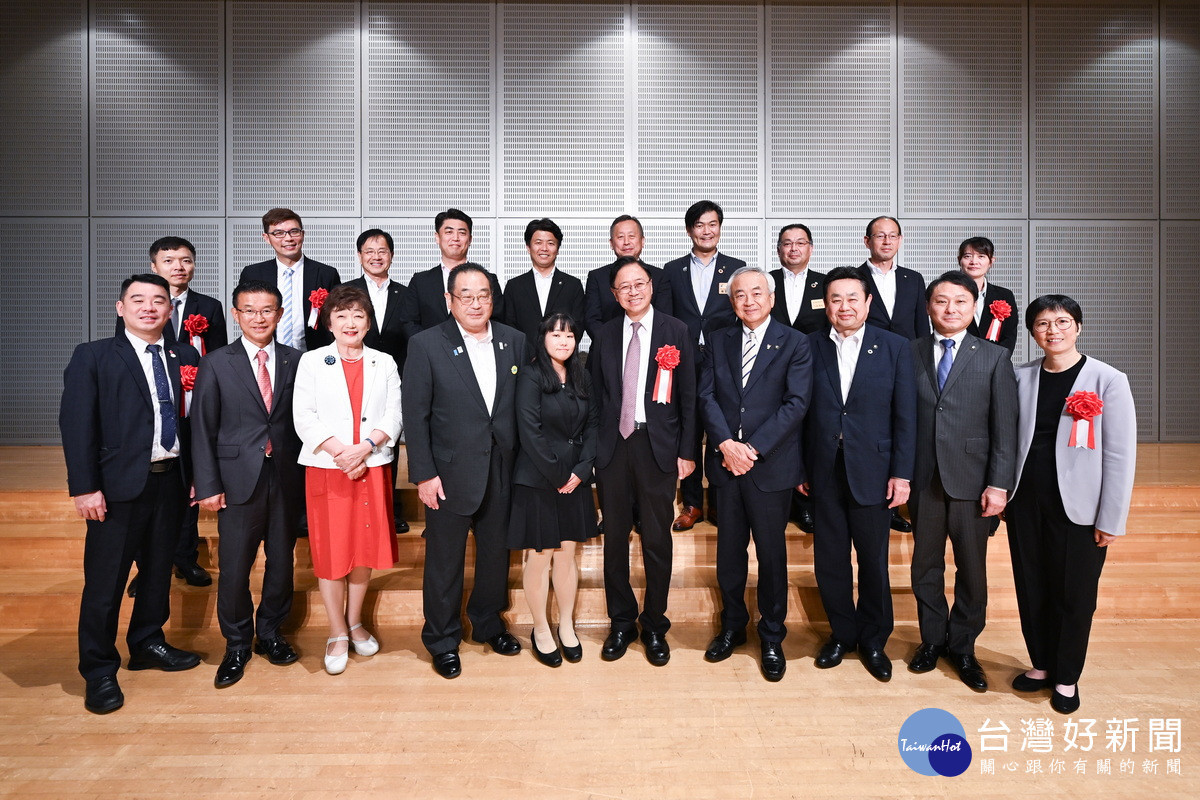 簽署儀式結束後,張善政市長與宮城縣內13位市長、副市長舉行座談會。