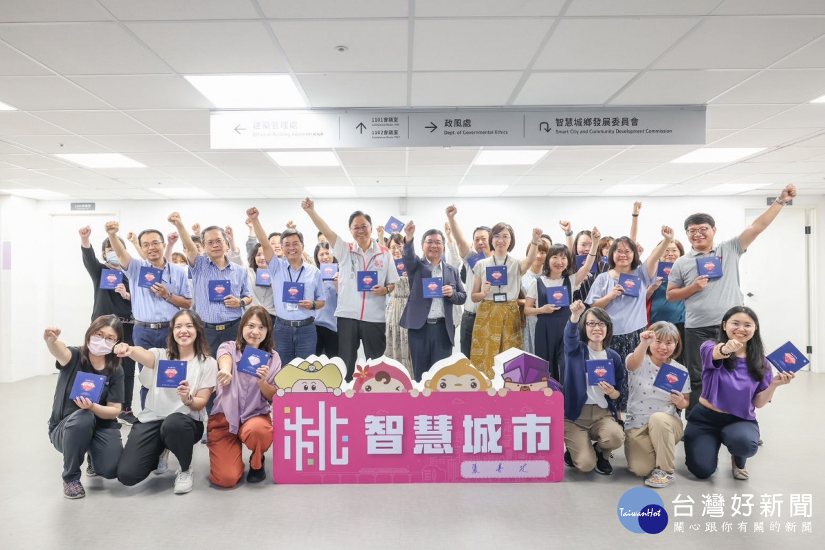 父親節前夕，張市長致贈同仁「Super Dad年輪蛋糕禮盒」。