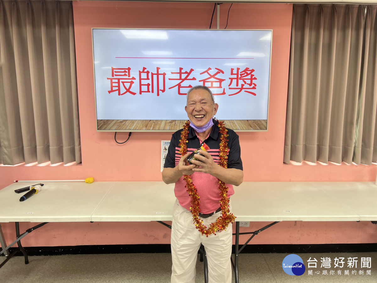 頒發趣味獎項,長輩笑容燦爛,滿載歡樂與珍貴回憶
