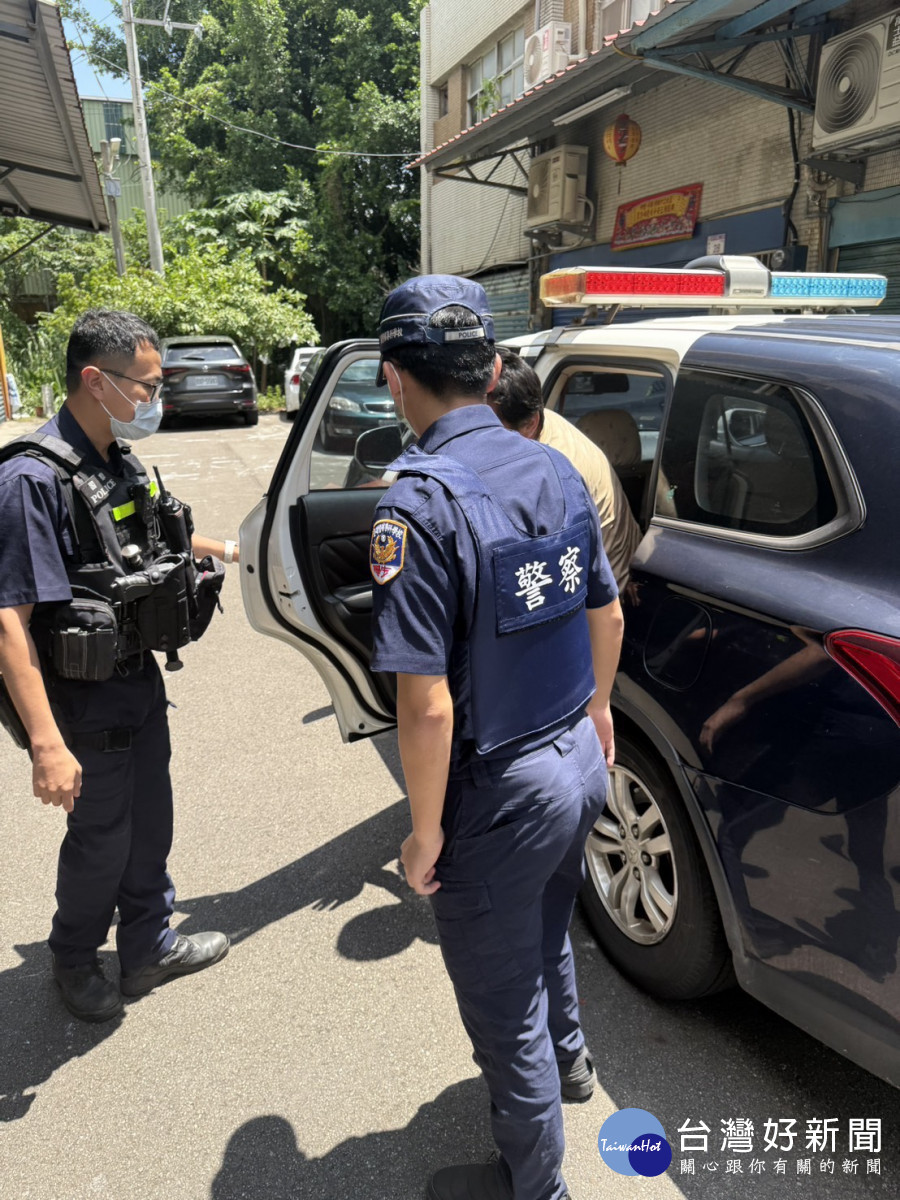 患病男子獨自外出遊蕩，警方關心協助返家。