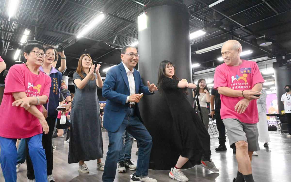 圖/侯友宜與長輩一同體驗Just Dance 舞力全開,感受電競運動的魅力。(新北市政府新聞局提供)