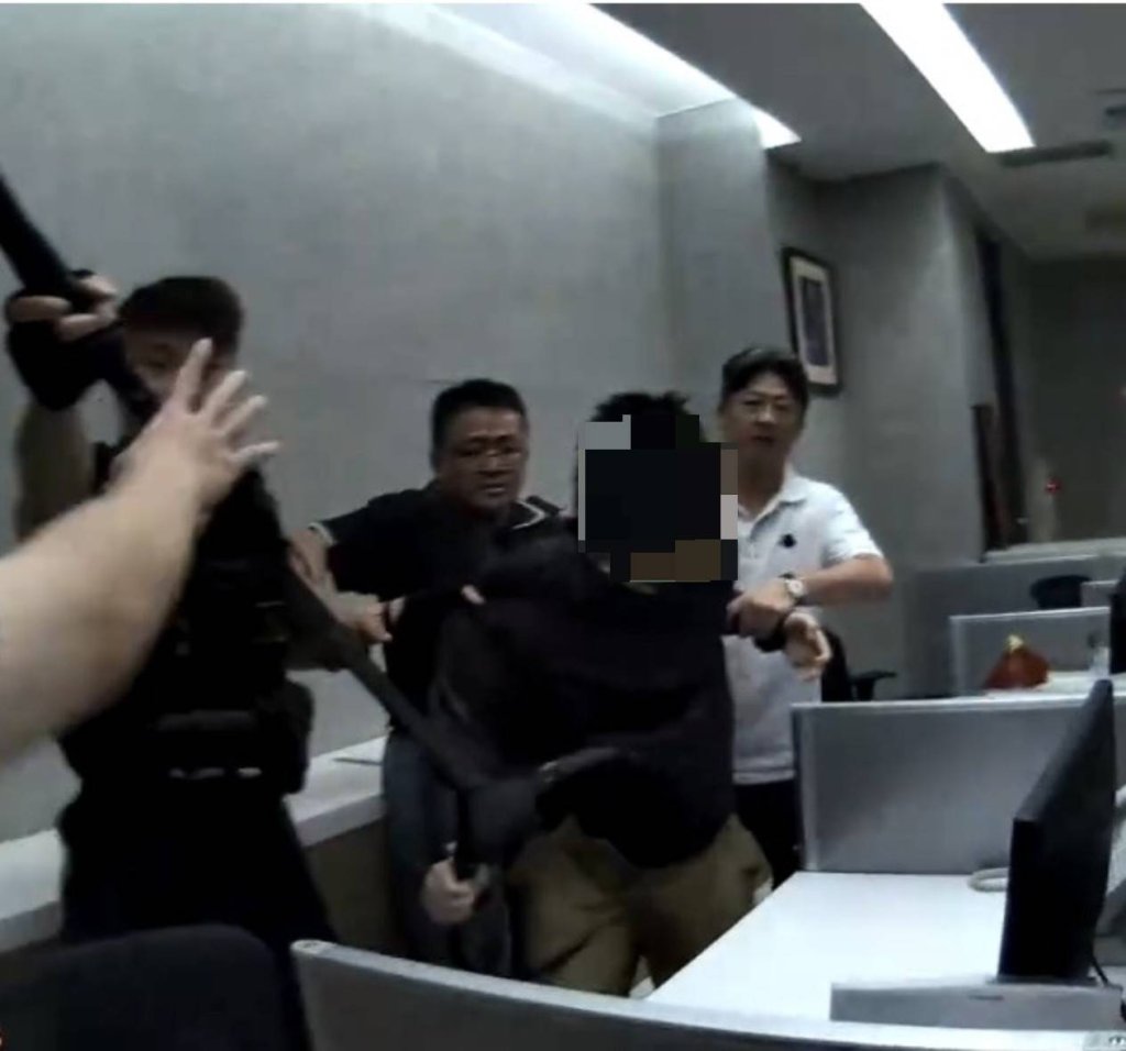 少林虎口奪刀!柔道國手隊長30秒擒暴徒救人質