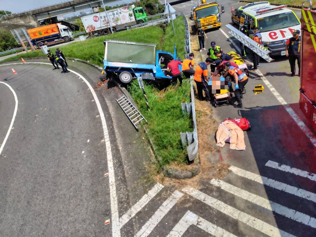 快訊/國3柳營交流道貨車自撞!衝出分隔島 駕駛送醫搶救不治