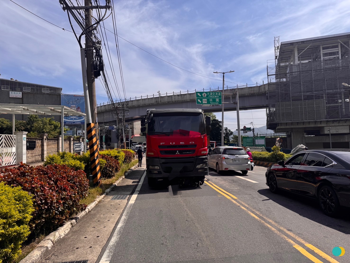 76歲官姓男子騎乘機車外出時,不慎與1輛水泥預拌車發生碰撞,人車當場捲入車底遭到碾壓。(翻攝畫面)(
