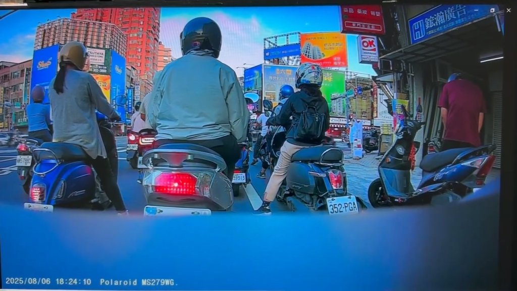 影/時間管理大師!台南男騎士等紅燈「直接下車尿尿」 目擊者:想不到這麼急