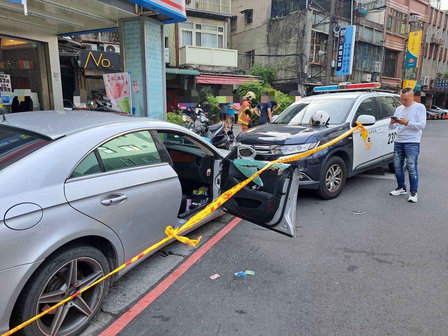 ▲三重警方遭衝撞。(翻攝畫面)