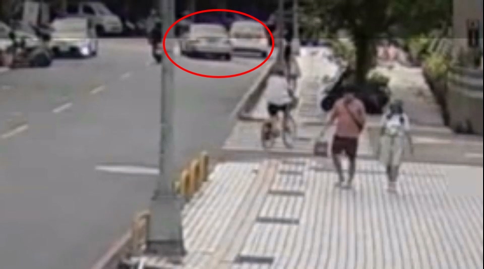▲賓士車從後方衝撞。(翻攝畫面)