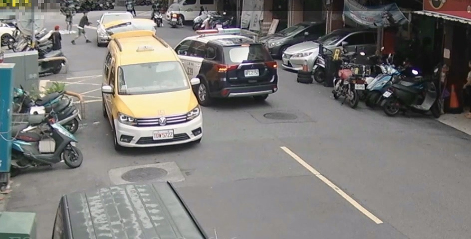 ▲警方抓捕車手。(翻攝畫面)