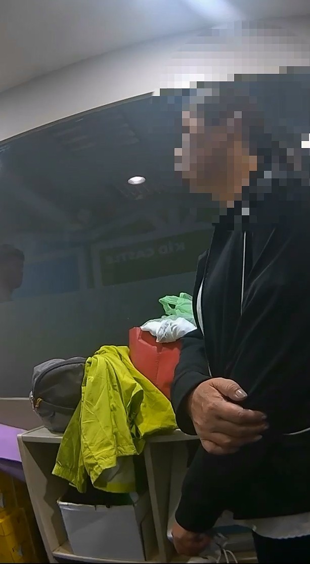 ▲女車手把孩子留在家。(翻攝畫面)