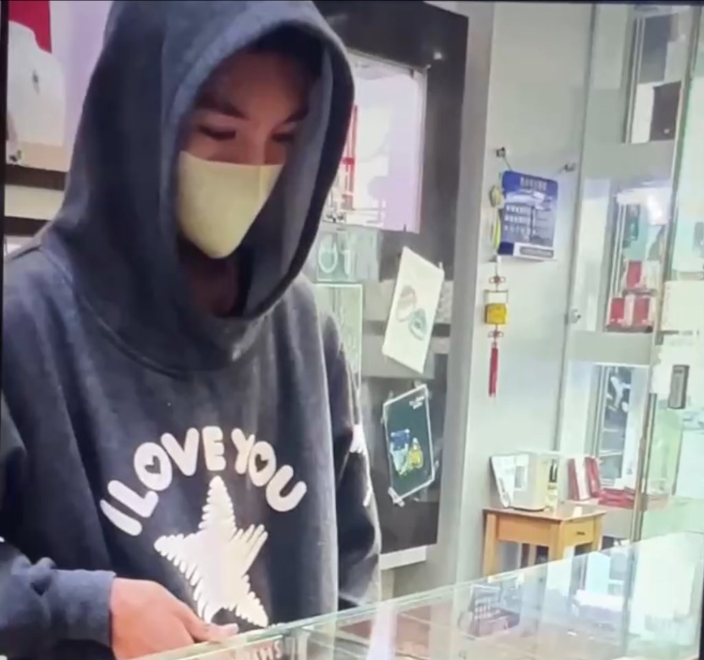 帽t男謊稱買父親節禮物-朝銀樓闆娘噴辣椒水-搶走逾60萬金鍊