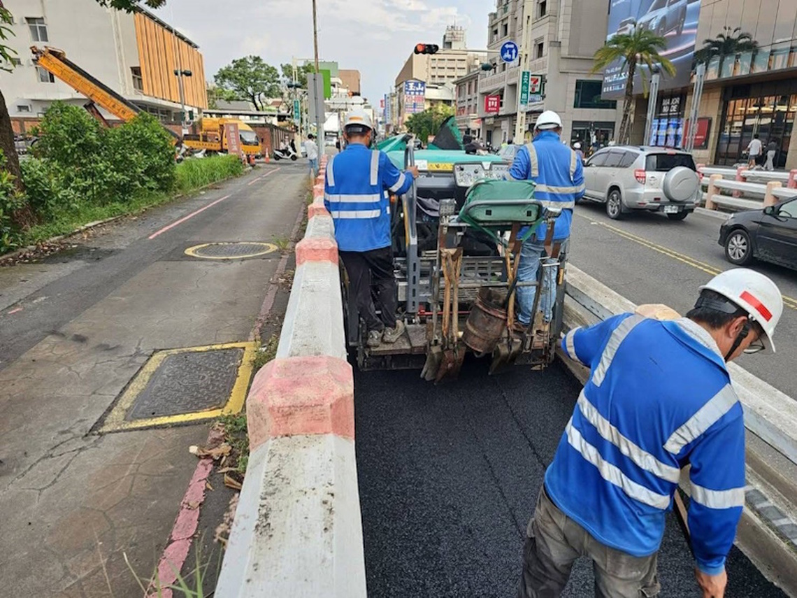 提升機車行車舒適與安全 嘉義文化路地下道(機車道)路面完成鋪設