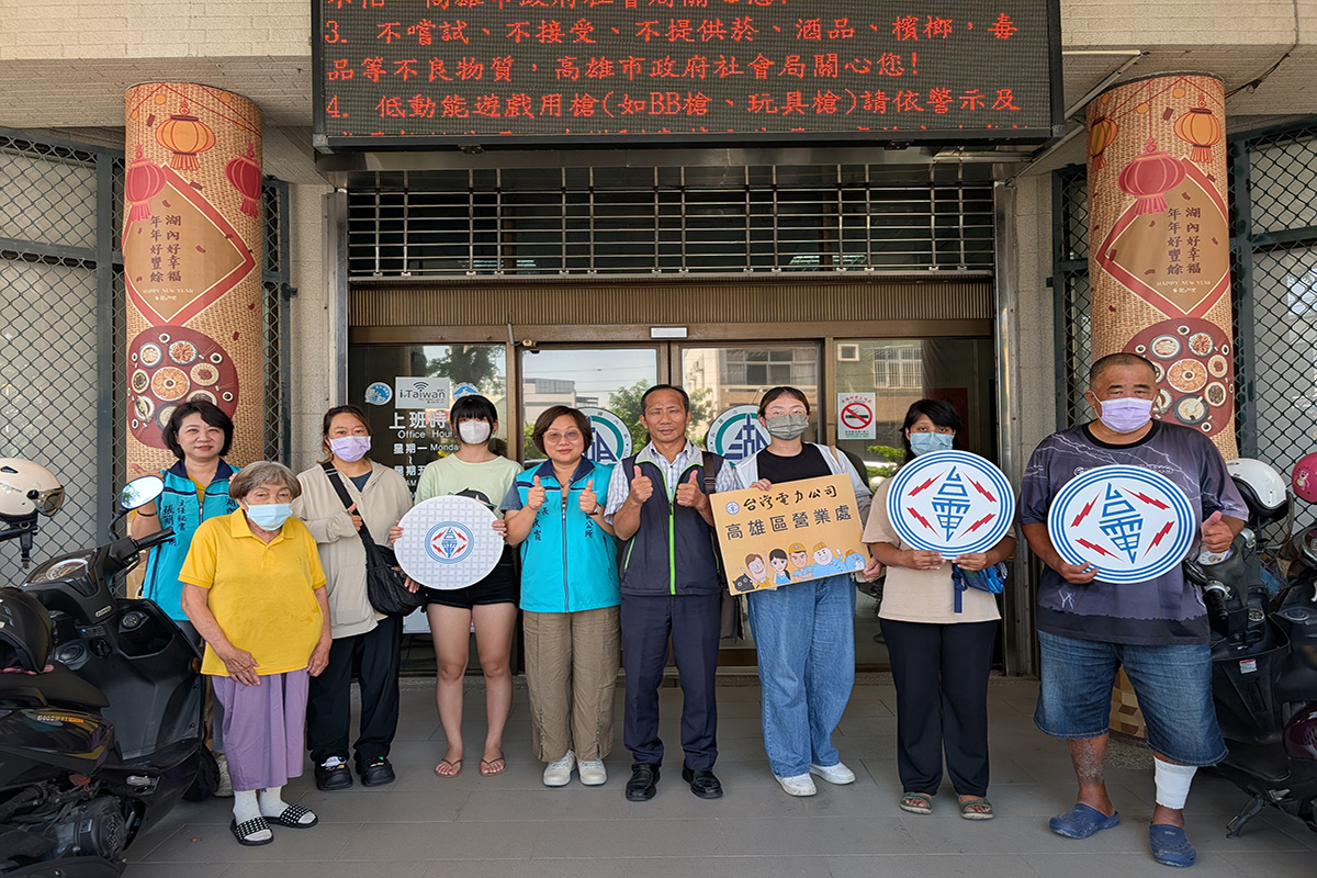 ▲台電高雄區處處長黃志榮(右4)率隊前往湖內區公所,捐助六個生活陷入困頓的家庭生活扶助金。(圖/台電高雄區處提供)