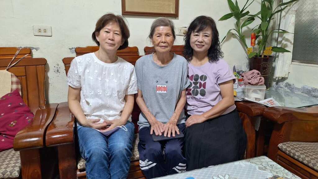 ▲彰化榮服處主動服務送暖到家,協助遺眷辦理年金權益。(彰化榮服處提供)