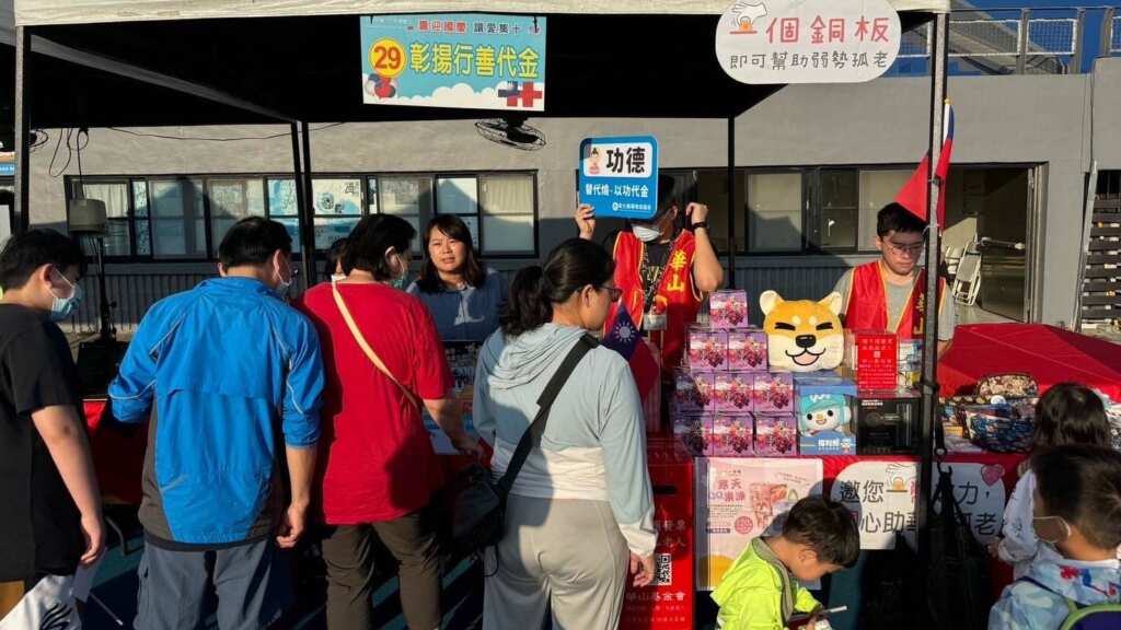▲中元普度倡環保,彰化縣推「以功代金」換咖啡包與小盆栽。(彰化縣環保局提供)
