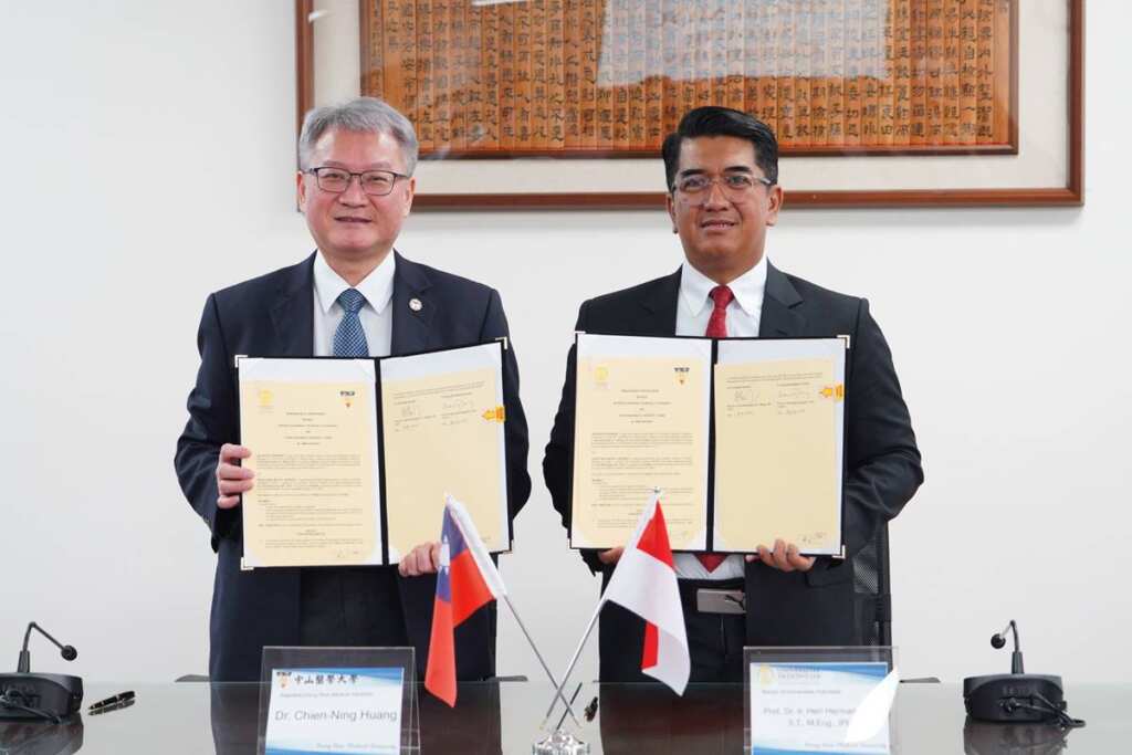 ▲中山醫大校長黃建寧(左)與印尼大學校長Heri Hermansyah代表簽署MOU。(中山醫大提供)