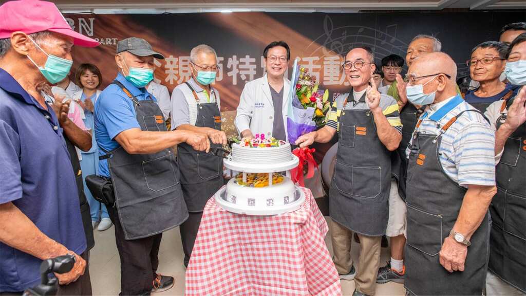 ▲彰基舉辦「爸爸的節日」愛與信念咖啡慶典,陳穆寬總院長(中)與病友們一起切蛋糕祝福。(彰化基督教醫院提供)