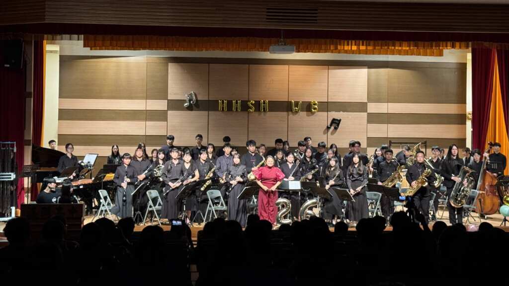 ▲溪高管樂演出前由指揮老師帶領向觀眾致意。(溪湖高中提供)