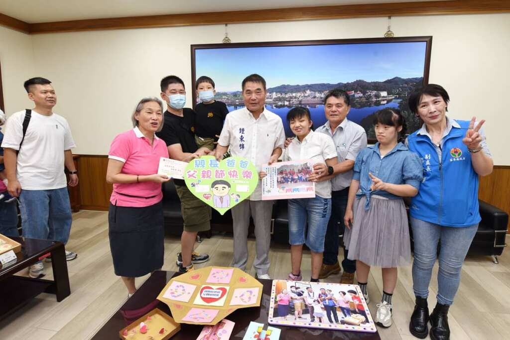 ▲幼安院生攜蛋糕賀卡祝縣長爸爸父親節快樂。