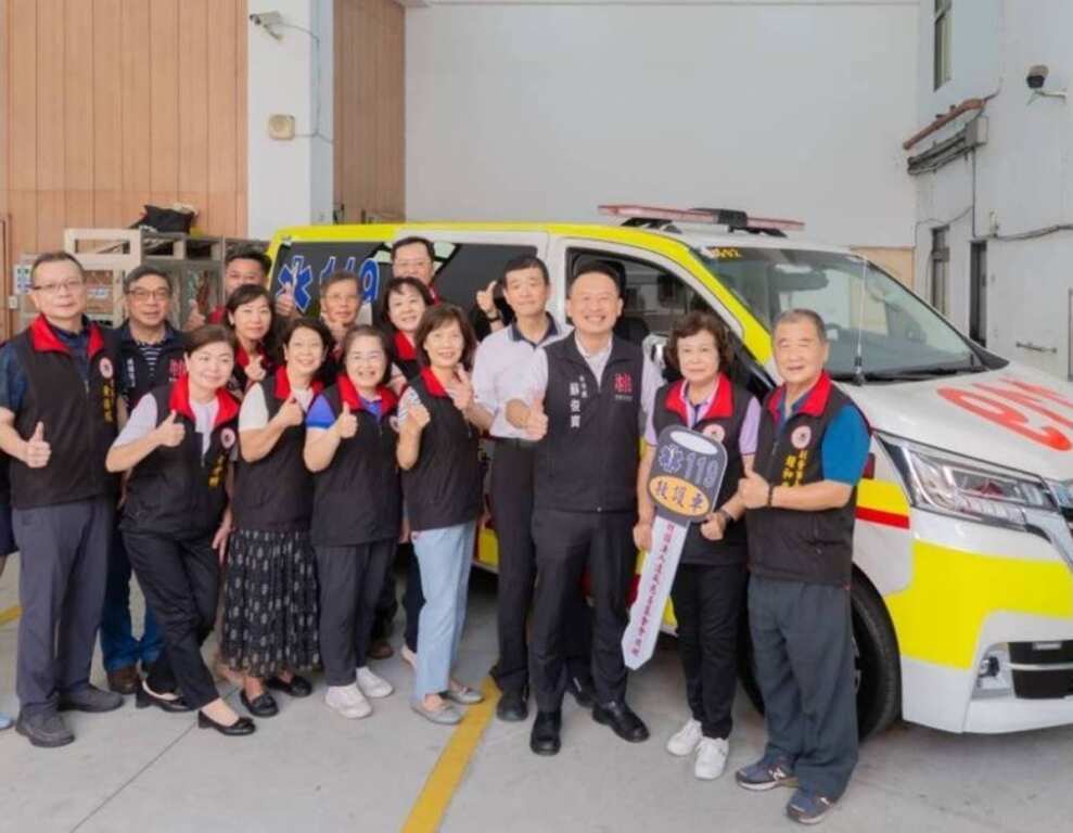 ▲桃園市副市長蘇俊賓與貴賓於救護車前合影。
