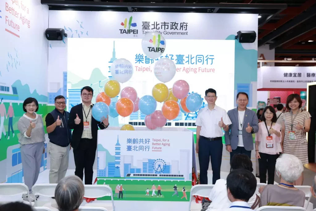 臺北市政府觀光傳播局薛秋火副局長(左2)、產業發展局陳俊安局長(左3)、臺北市政府衛生局—黃建華局長(右4)、臺北市政府勞動局王秋冬局長(右3)及貴賓出席臺北館「樂齡共好 台北同行」啟動儀式。