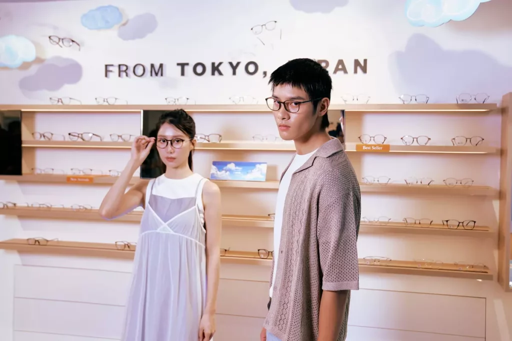 模特展示歐若風眼鏡穿搭