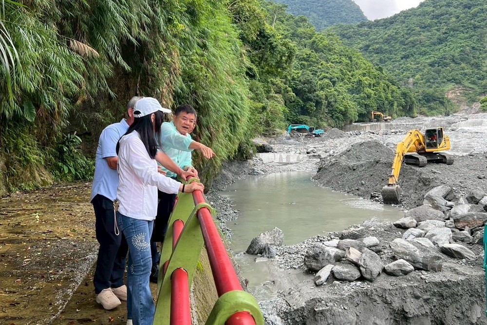 災後重建條例遭質疑獨漏台東? 行政院、莊瑞雄澄清:絕對包含其中 216 災後重建條例遭質疑獨漏台東? 行政院、莊瑞雄澄清:絕對包含其中 215