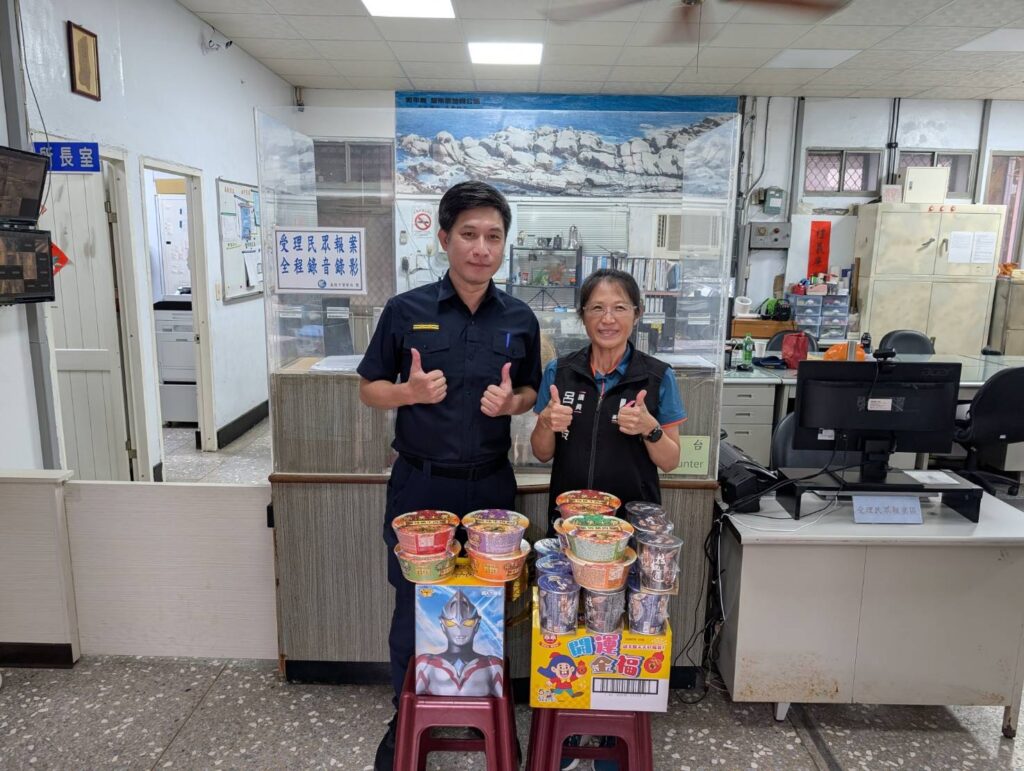 和一路派出所所長陳志峰(左)、市議員呂美玲(右)。(圖/記者薛秀蓮 翻攝)