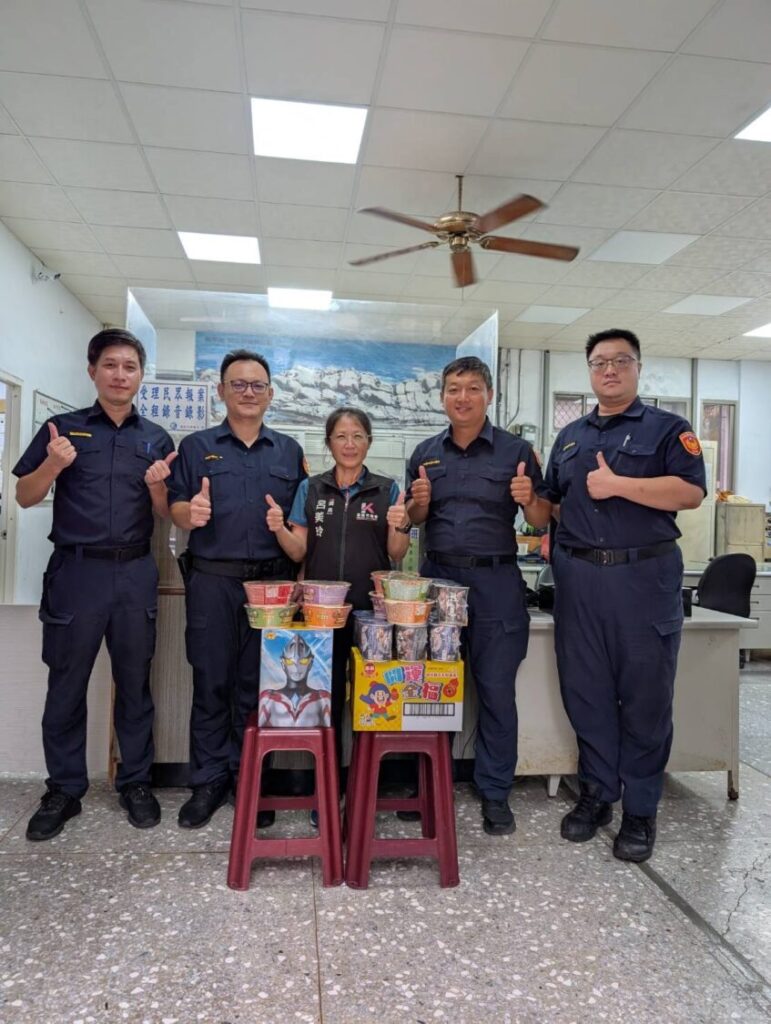 市議員呂美玲慰問和一路派出所員警緝毒卓越。(圖/記者薛秀蓮 翻攝)