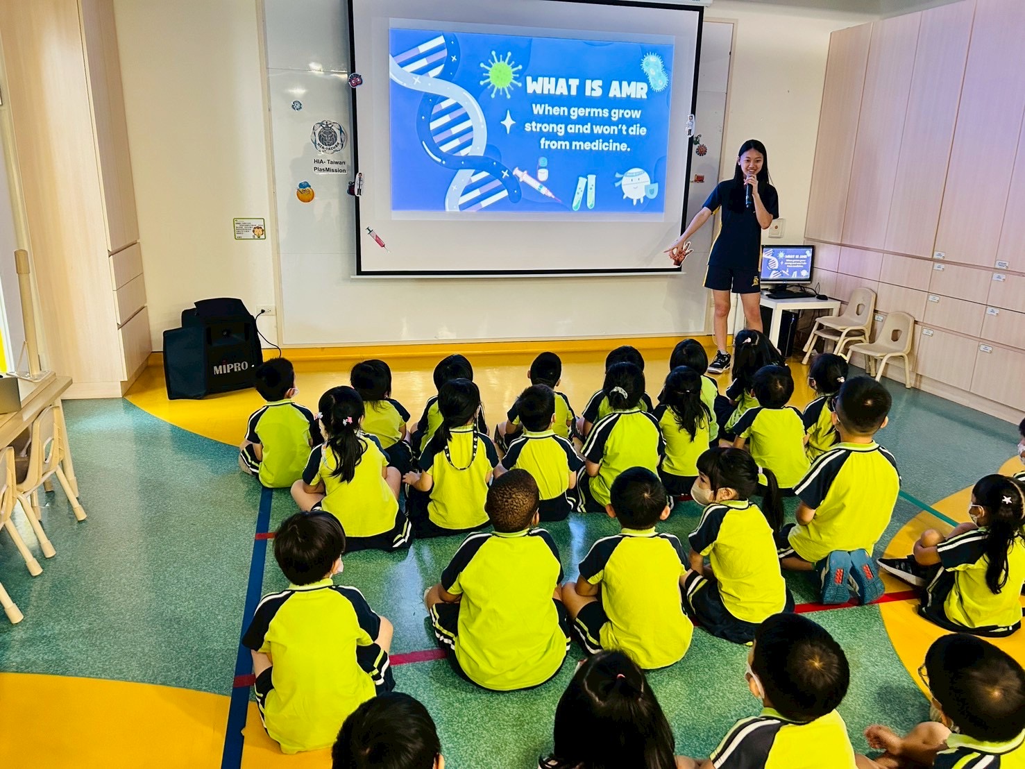 HIA學生走進星苗國際嬰幼兒園，以生動簡報與遊戲方式，向小朋友介紹抗藥性細菌的概念，培養幼兒正確的衛生習慣與健康用藥觀念。（圖/記者張家燁翻攝）