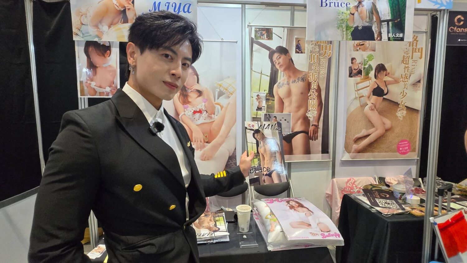 唐子元親自介紹自己的寫真作品，展現專業派對公關魅力與男色時尚的完美結合。(圖/野人文庫 提供)