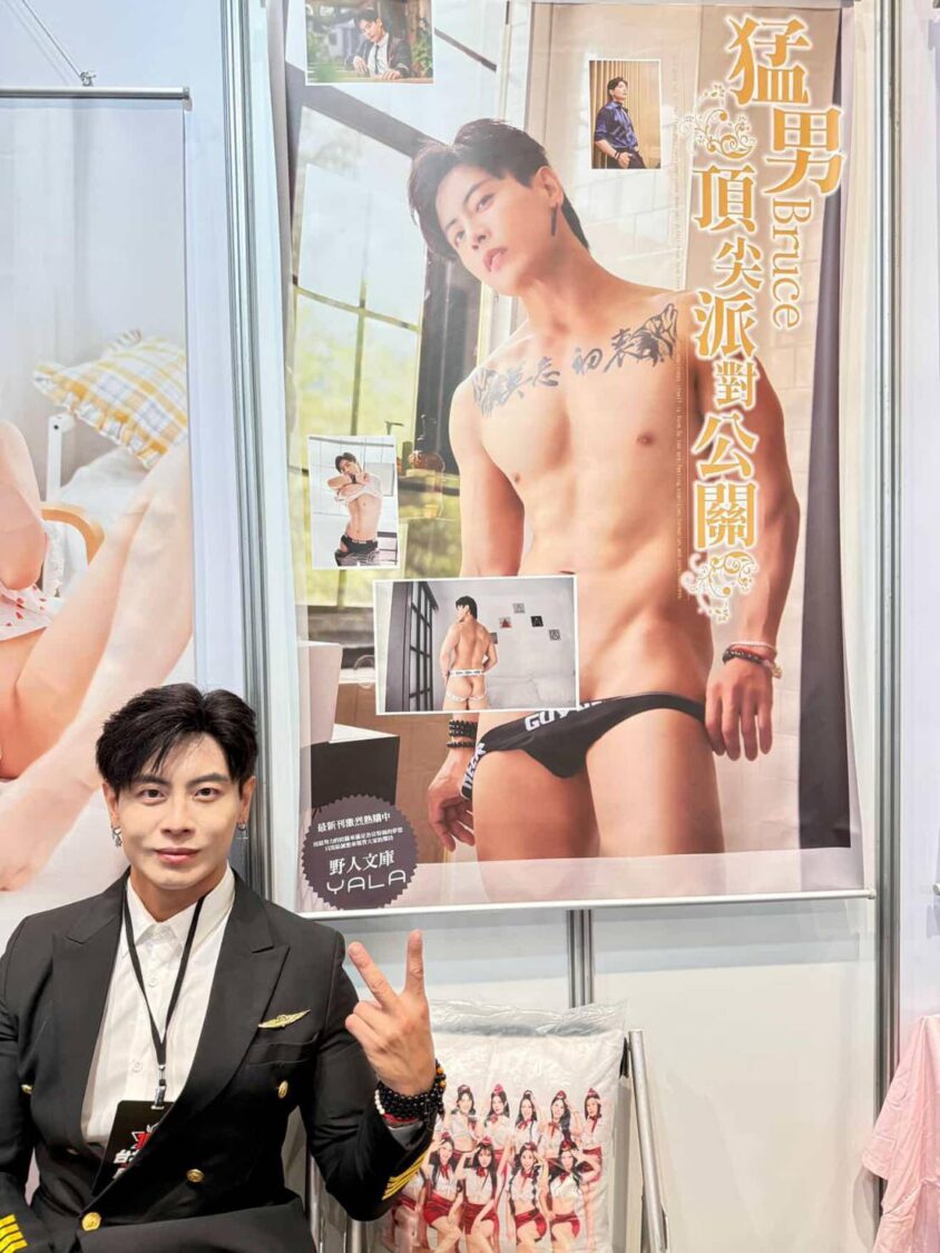 「猛男 Bruce」霸氣現身 D-43 展位，海報寫真引爆全場目光。身穿西裝坐鎮現場的他，被譽為本屆成人展唯一男神天菜，人氣不輸百位女優。(圖/野人文庫 提供)