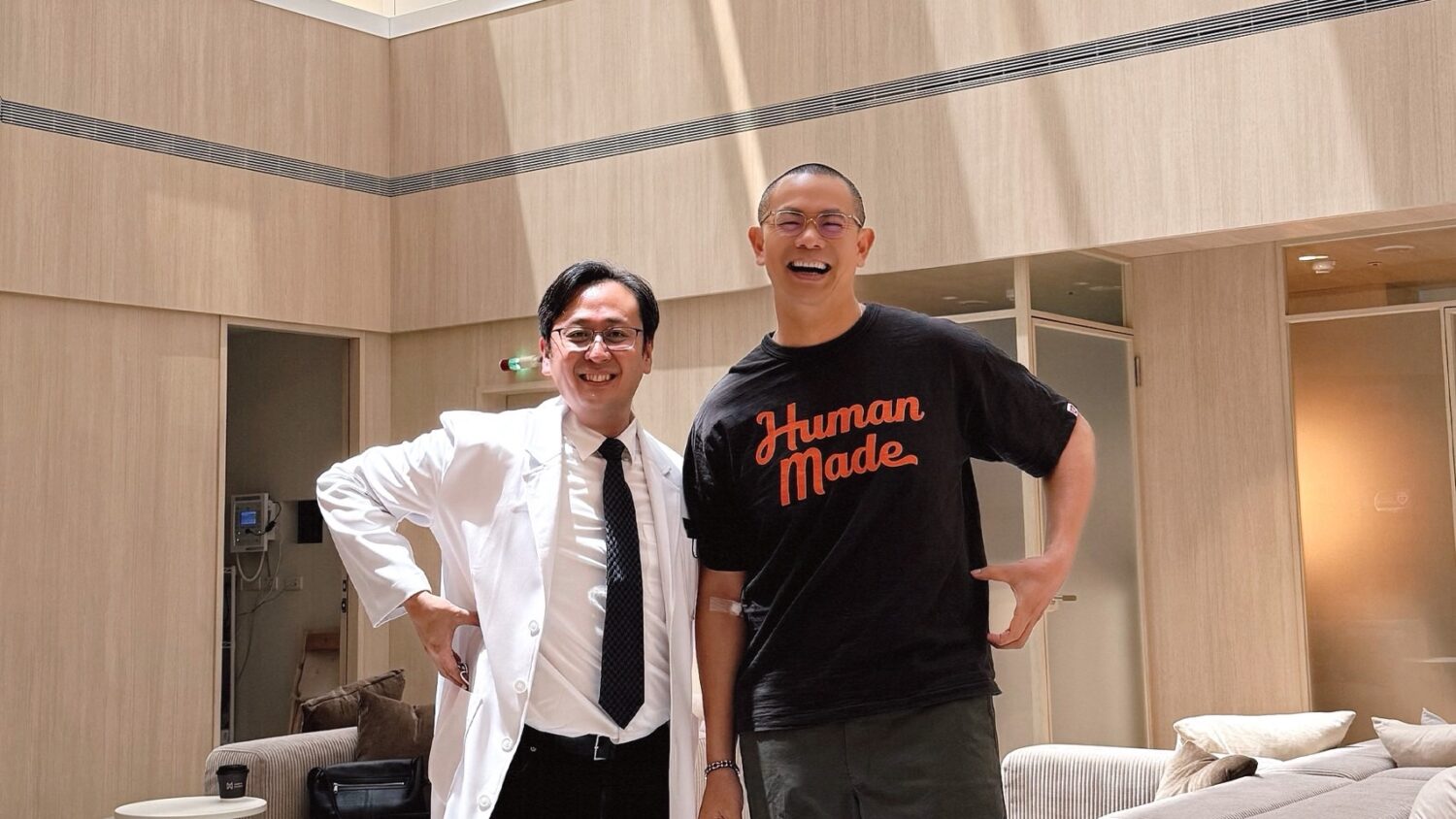 國際名廚江振誠(右)跟腎臟專科葉曙慶院長(左)合作健檢餐,前天也來醫願診所做健檢。(圖/醫願診所 提供)