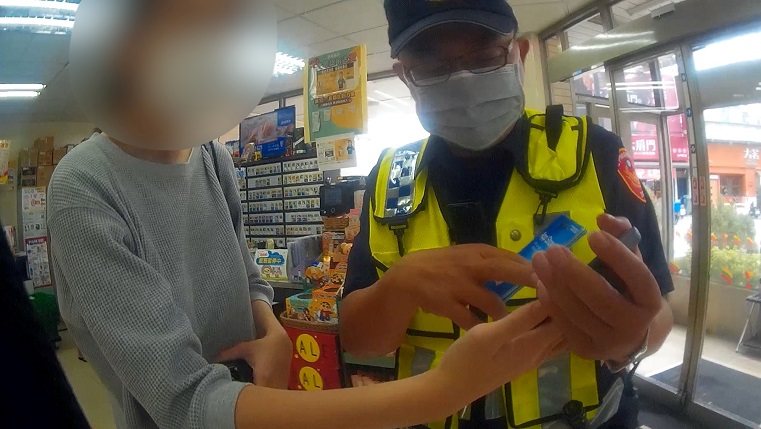 ▲員警一見LINE對話內容,一語道出:「這都騙妳的!