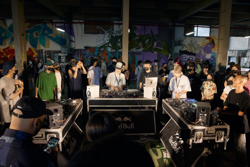 另類獨特文化魅力 新北街頭學校8/16-17 打造最嗨派對 1 《圖說》8月17日登場的「Turntable Jam DJ對決賽」,現場將進行16強一對一刷碟對戰(Scratch Battle)。〈文化局提供〉