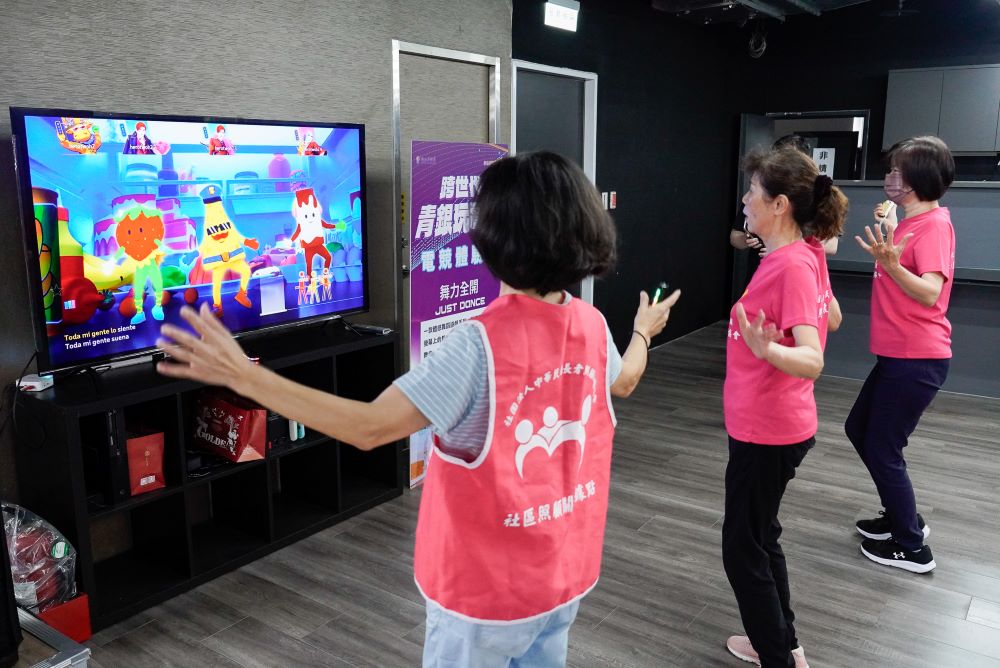 《圖說》長輩一起體驗《Just+Dance舞力全開+》，社會局9月起推出銀髮電競課，希望長輩一起享受電競帶來的快樂。〈社會局提供〉