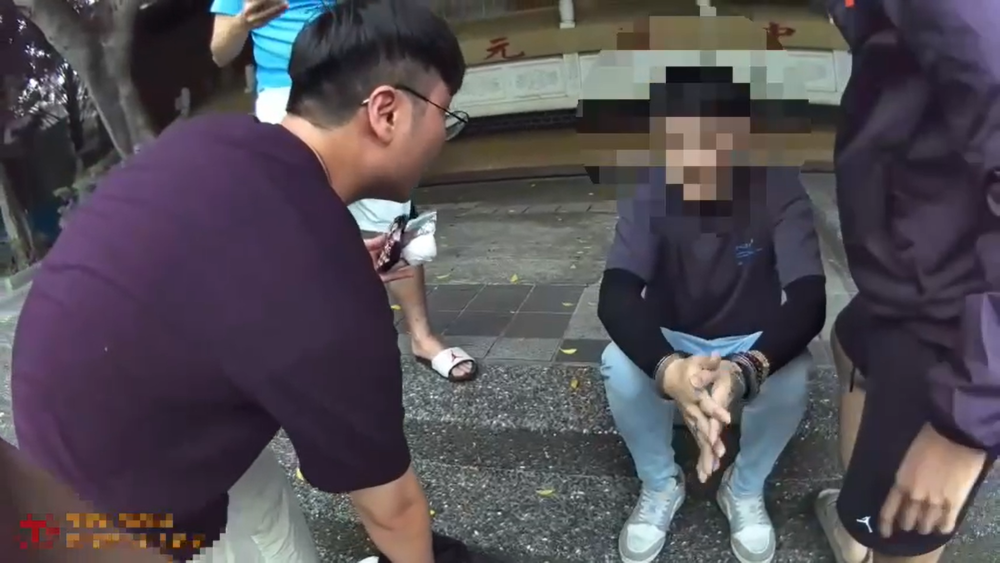 毒蟲網路高調販毒 三重警佯裝買家人贓俱獲 2 《圖說》員警佯裝買家進行交易,埋伏警力蜂擁而上,犯嫌插翅難飛。〈三重分局提供〉