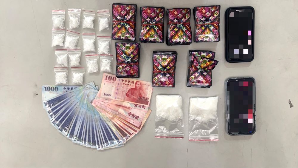 毒蟲網路高調販毒 三重警佯裝買家人贓俱獲 3 《圖說》現場起出毒品及證物。〈三重分局提供〉