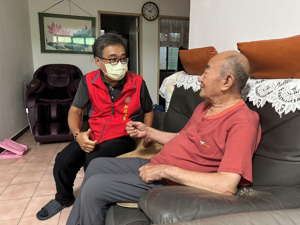 關懷中和榮民眷長輩 新北榮父親節致贈營養品 1 《圖說》李毓錫副處長(左)訪視百歲榮民郭伯伯,關懷生活近況。〈新北榮服處提供〉