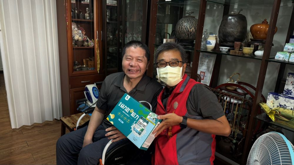 關懷中和榮民眷長輩 新北榮父親節致贈營養品 2 《圖說》李毓錫副處長(右)訪視榮民湯大哥。〈新北榮服處提供〉