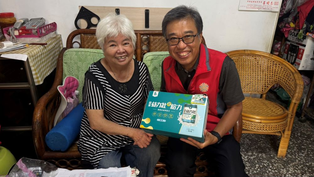關懷中和榮民眷長輩 新北榮父親節致贈營養品 3 《圖說》李毓錫副處長(右)訪視榮眷林阿姨。〈新北榮服處提供〉